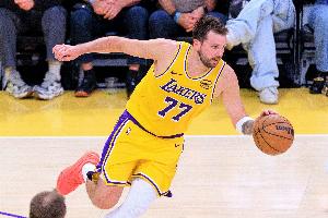 爱德华兹谈持续的伤病影响：没什么影响 我感觉很好